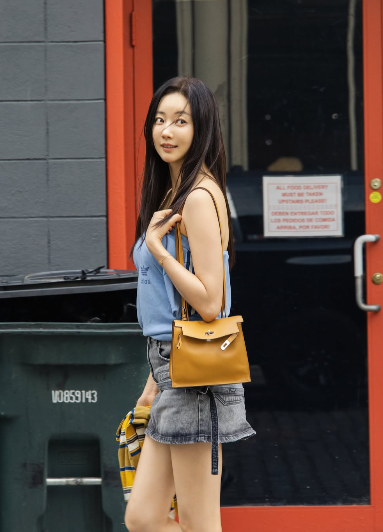 48세에 호피 비키니, 과감할까 멋질까? 스타일에 시선 집중된 여배우｜왜 불편한 반응이 나왔나?
