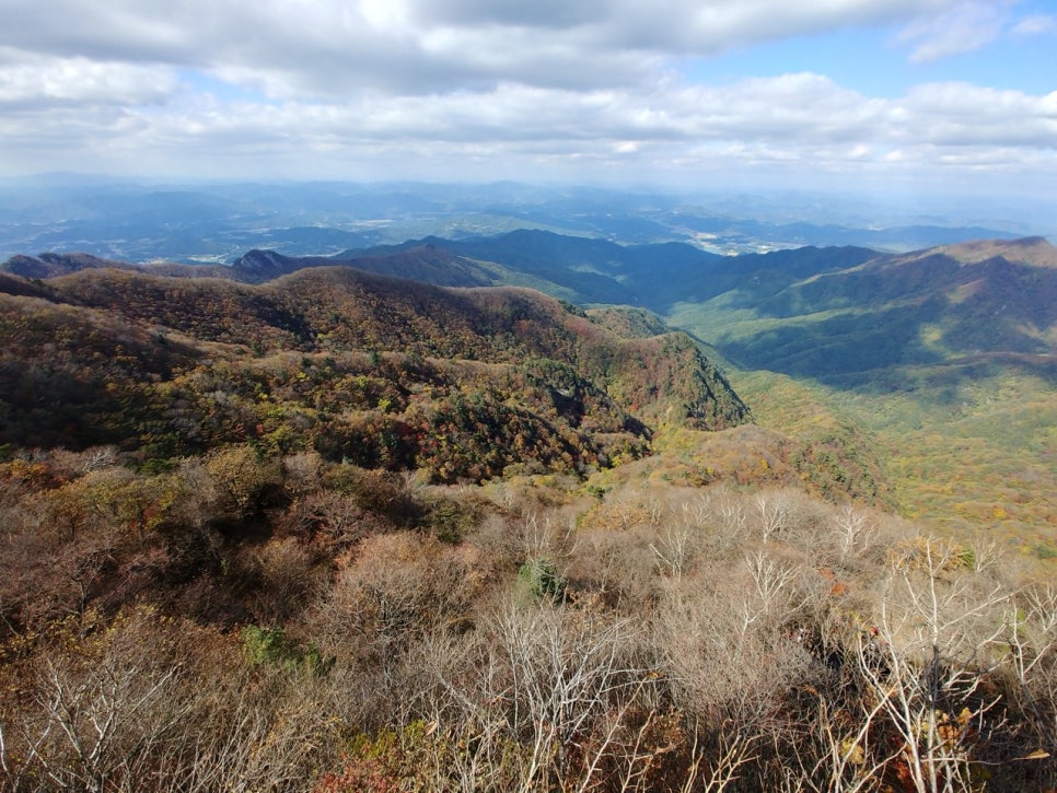 Layer upon layer of Chiaksan ridges in autumn colour, seen from below Birobong towards Guryong