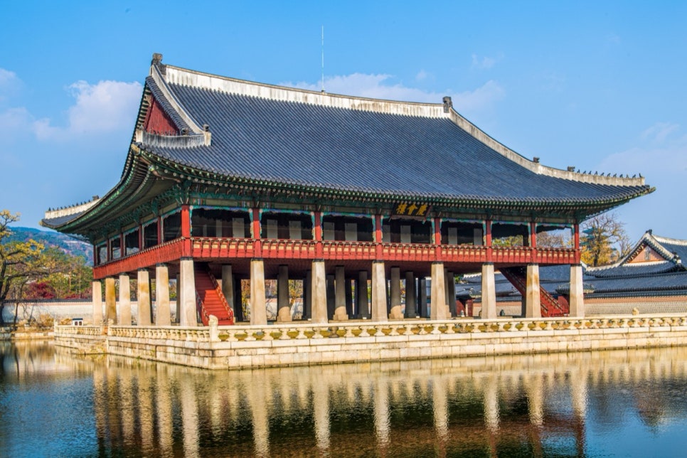 연못에 비친 경회루 1층 돌기둥 열과 2층 누마루