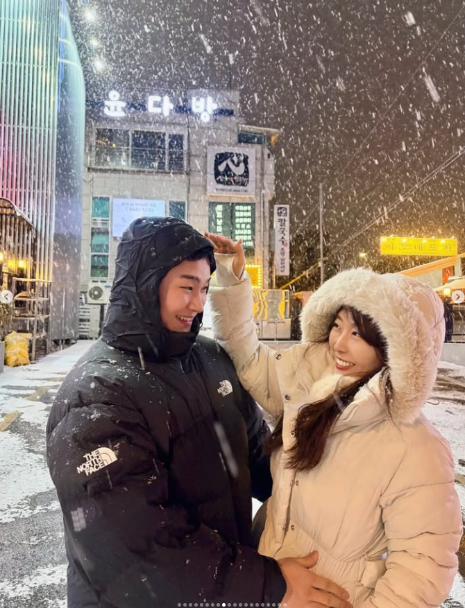 두 사람의 근황의 배경은 무엇일까?