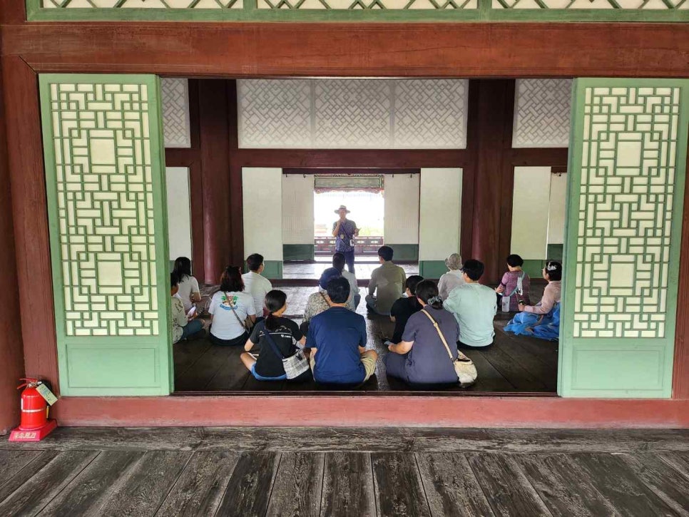 경회루 2층 마루에 앉아 해설사의 설명을 듣는 특별관람 참가자들
