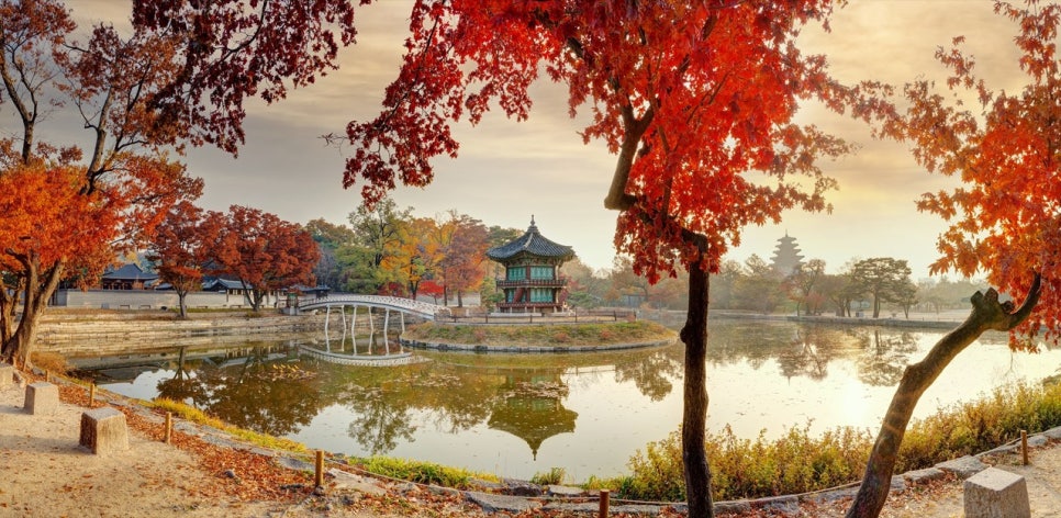 붉은 단풍 사이로 보이는 향원정과 취향교