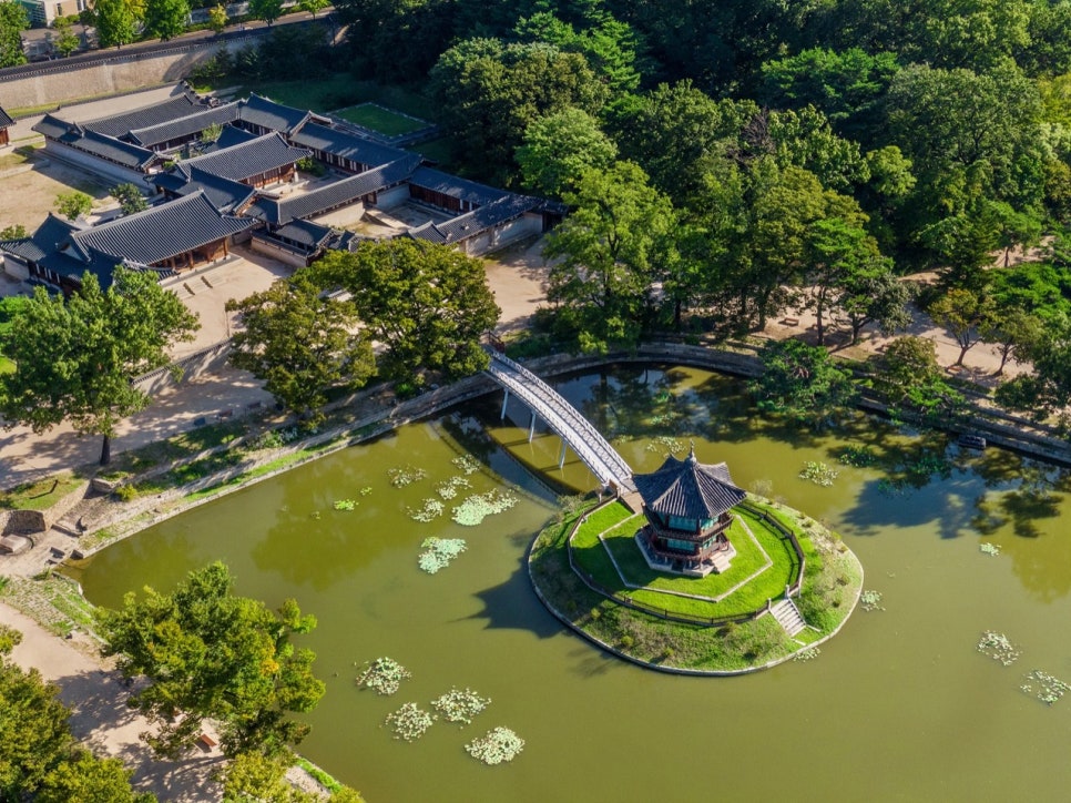 하늘에서 내려다본 향원지 가운데 섬의 육각 정자 향원정과 북쪽으로 이어진 취향교
