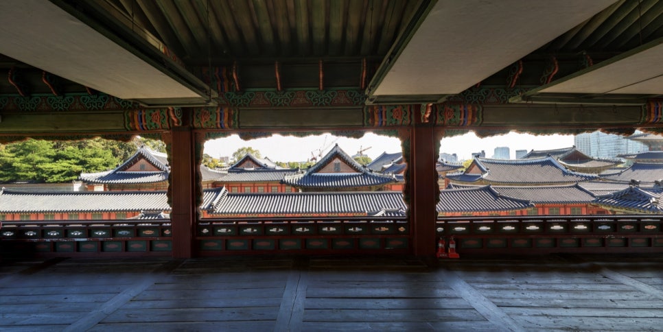 경회루 2층 기둥 사이로 내려다본 경복궁 전각들의 기와지붕