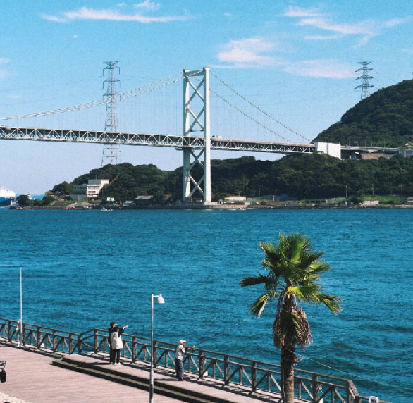 기타큐슈 버스투어로 둘러보는 간몬 해협이에요. 모지코 해변 산책로에서 바라본 간몬교 전경입니다.