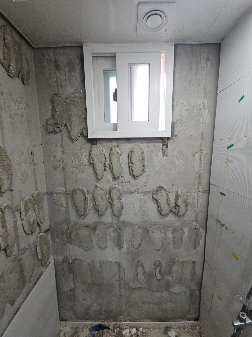 용인 수지 상현동 아파트 욕실 벽타일 들뜸 — 두드려 보고 한 면 다시 붙임 — 현장 사진 3