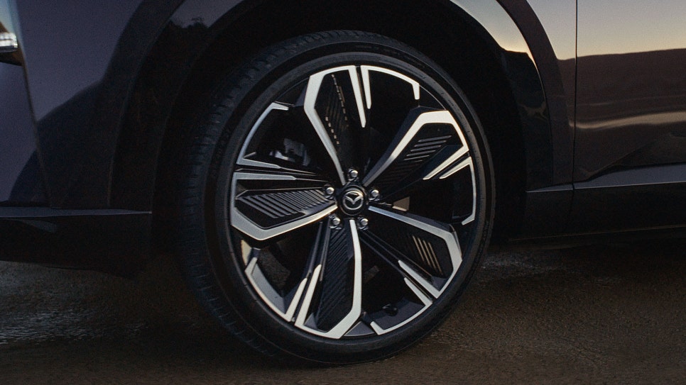 화면이 조수석까지 이어진다? 26인치 품은 전기 SUV 마쓰다 CX-6e