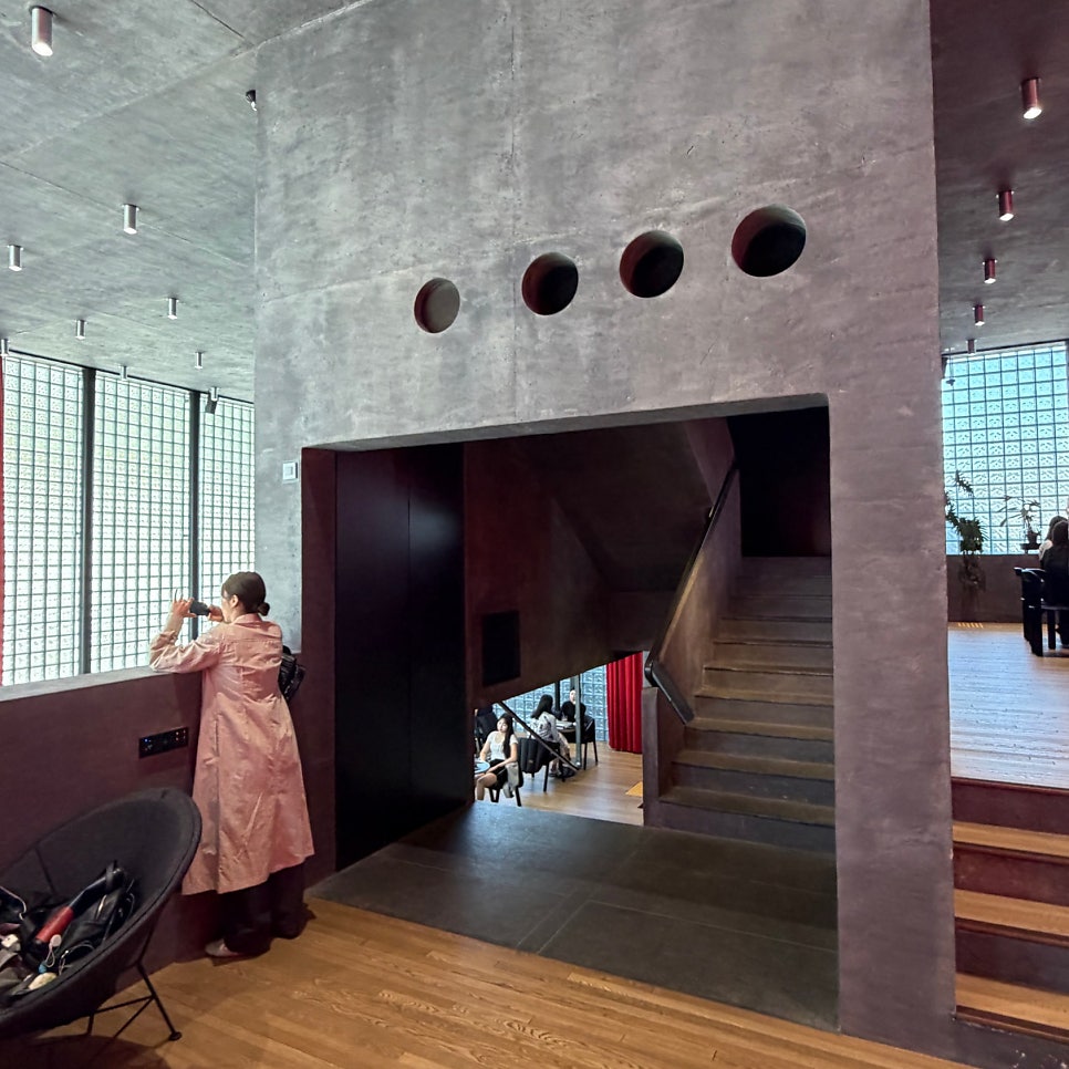 CAFÉ DE WOOYOUNGMI · KAIROS DESIGN