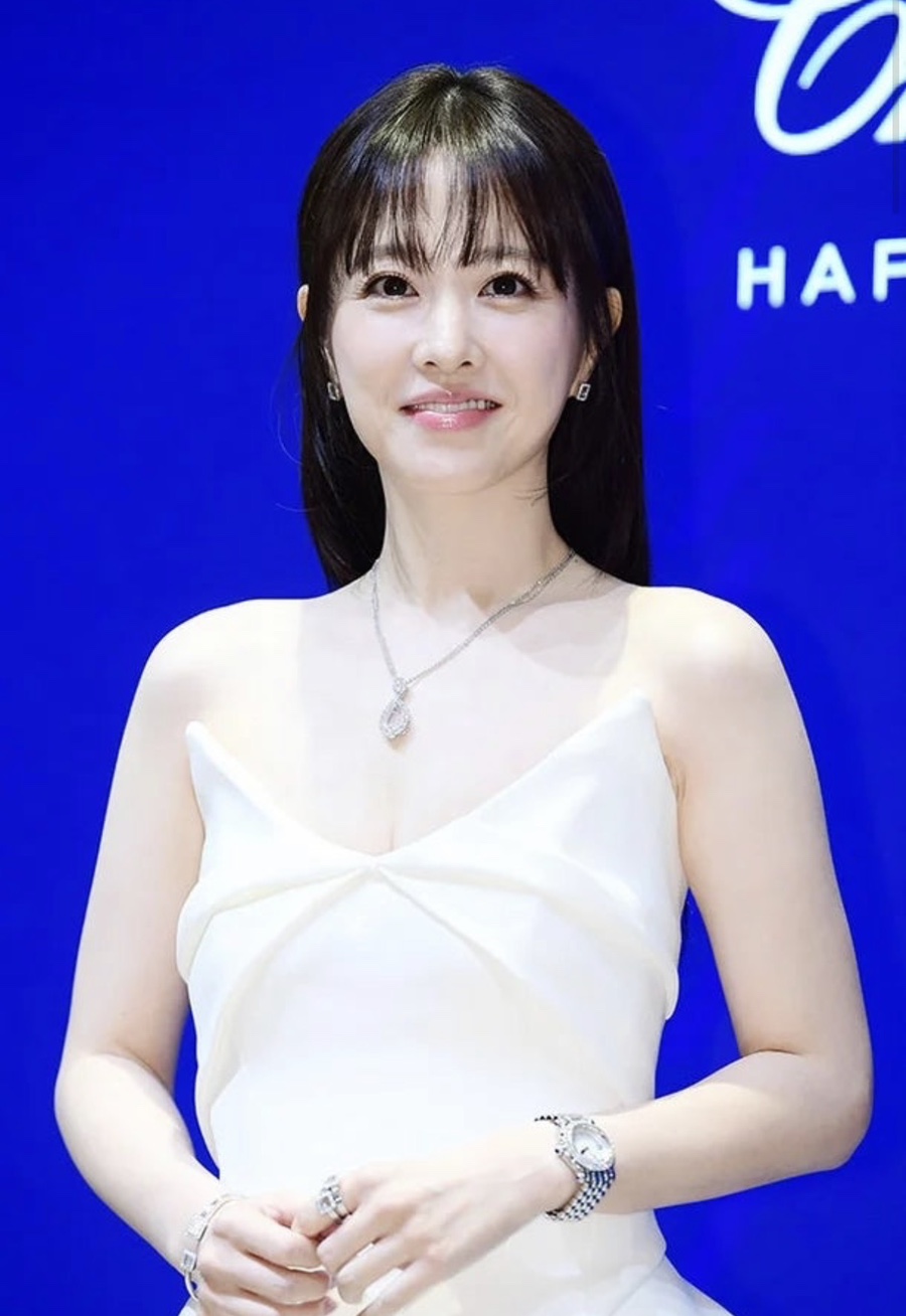 팬들 걱정시킨 파격 노출.. 반전 글래머로 난리 난 37세 여배우 명품시계|무슨 일이 있었나?