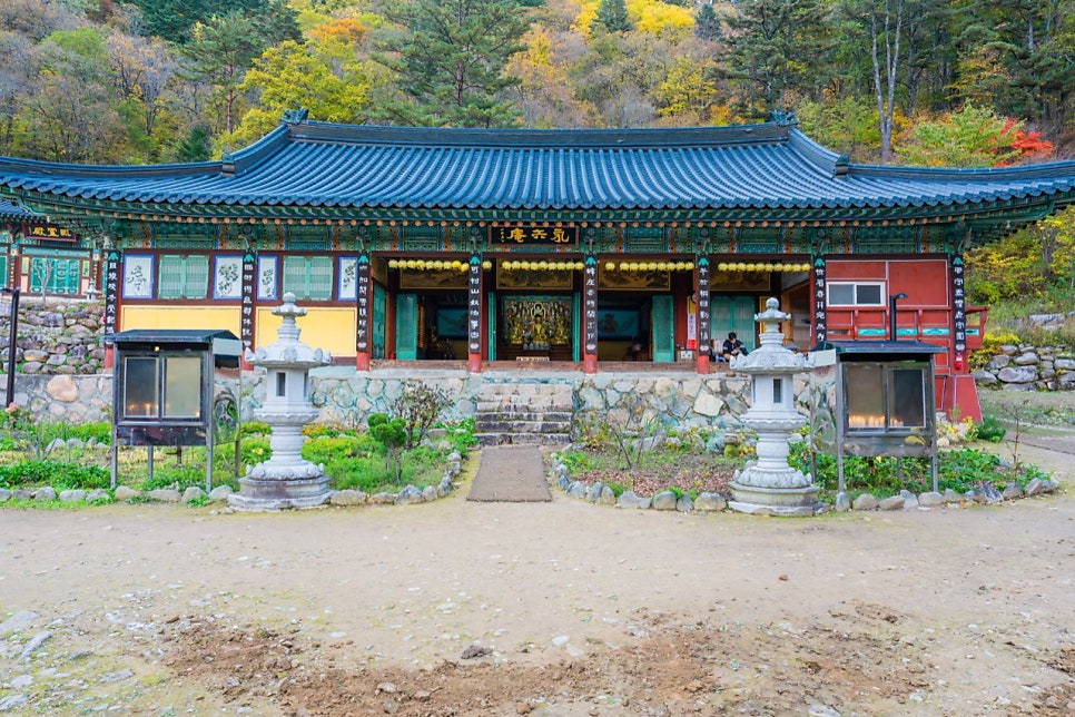 The hall and stone lantern of Yeongsiam hermitage
