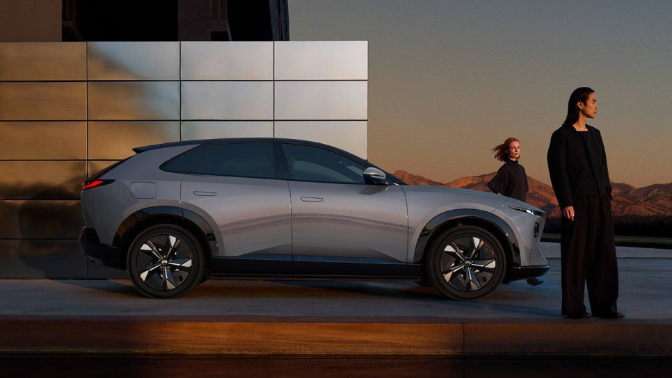 화면이 조수석까지 이어진다? 26인치 품은 전기 SUV 마쓰다 CX-6e
