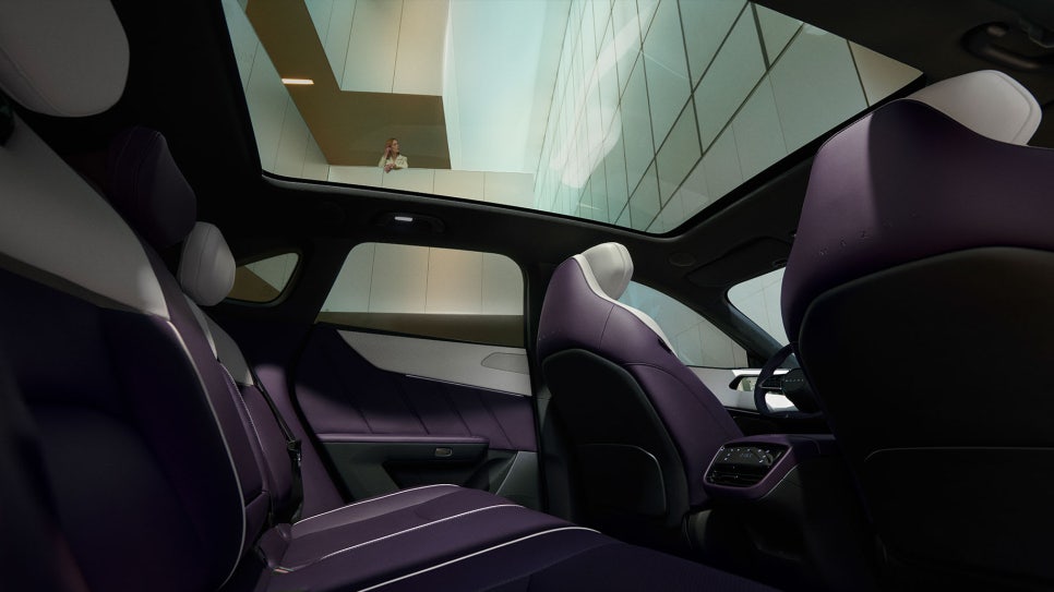 화면이 조수석까지 이어진다? 26인치 품은 전기 SUV 마쓰다 CX-6e