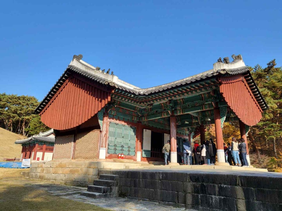 건원릉 정자각과 관람객들