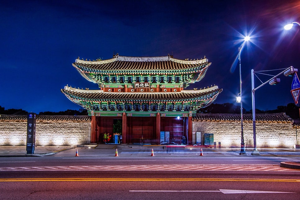 Honghwamun, the main gate of Changgyeonggung, lit up at night