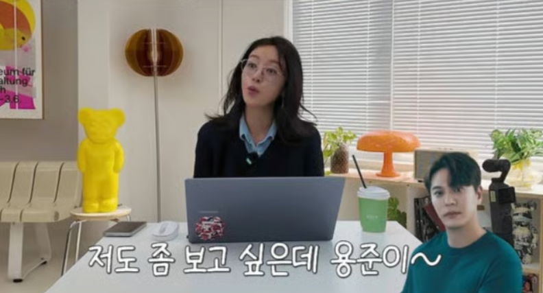헤어스타일의 배경은 무엇일까?