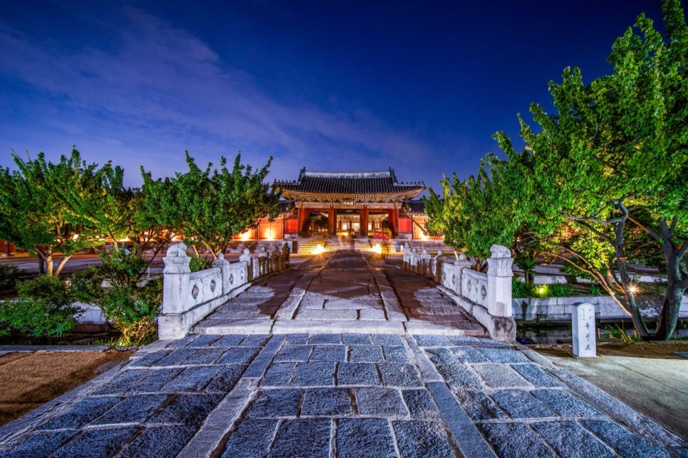 Okcheongyo stone bridge and Myeongjeongmun gate at Changgyeonggung, lit at night