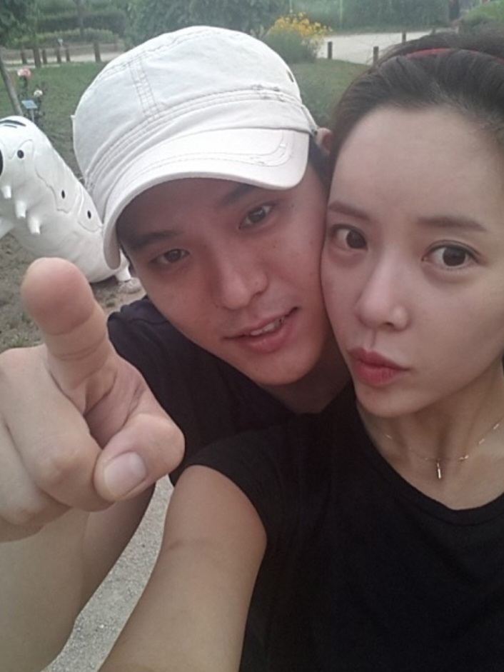 헤어스타일의 배경은 무엇일까?
