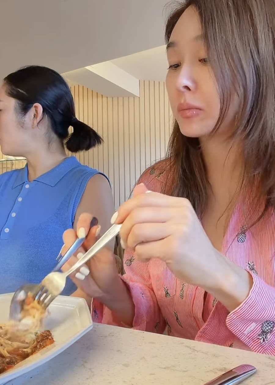 두 사람의 근황의 배경은 무엇일까?