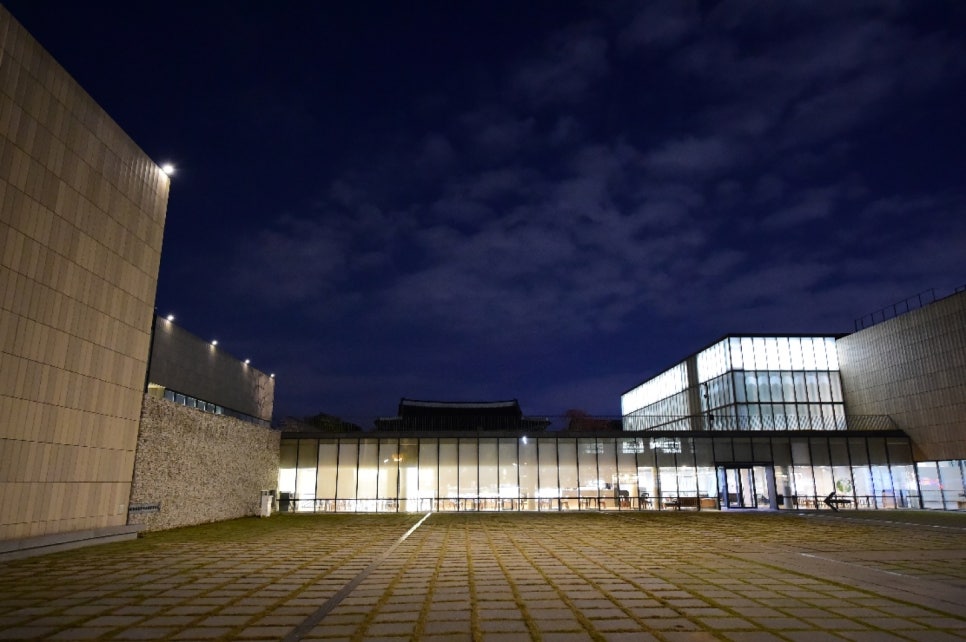 The courtyard and exhibition halls of MMCA Seoul lit up at night