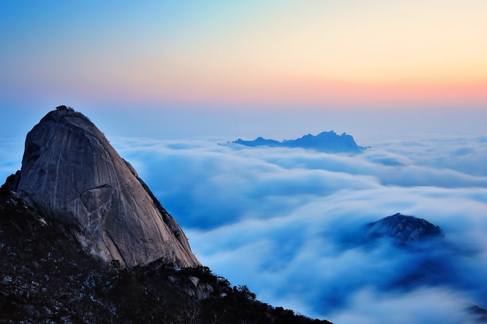Sea of cloud at dawn around Insubong and the surrounding ridges of Bukhansan