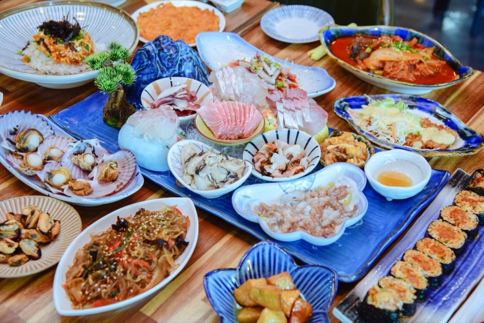 회와 멍게, 조개 등 해산물 요리가 상 가득 차려진 통영 다찌 상차림