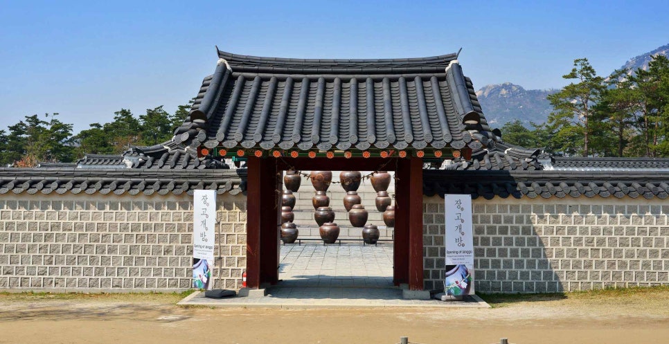 Front of the Janggo gate at Gyeongbokgung, with banners announcing the opening on either side