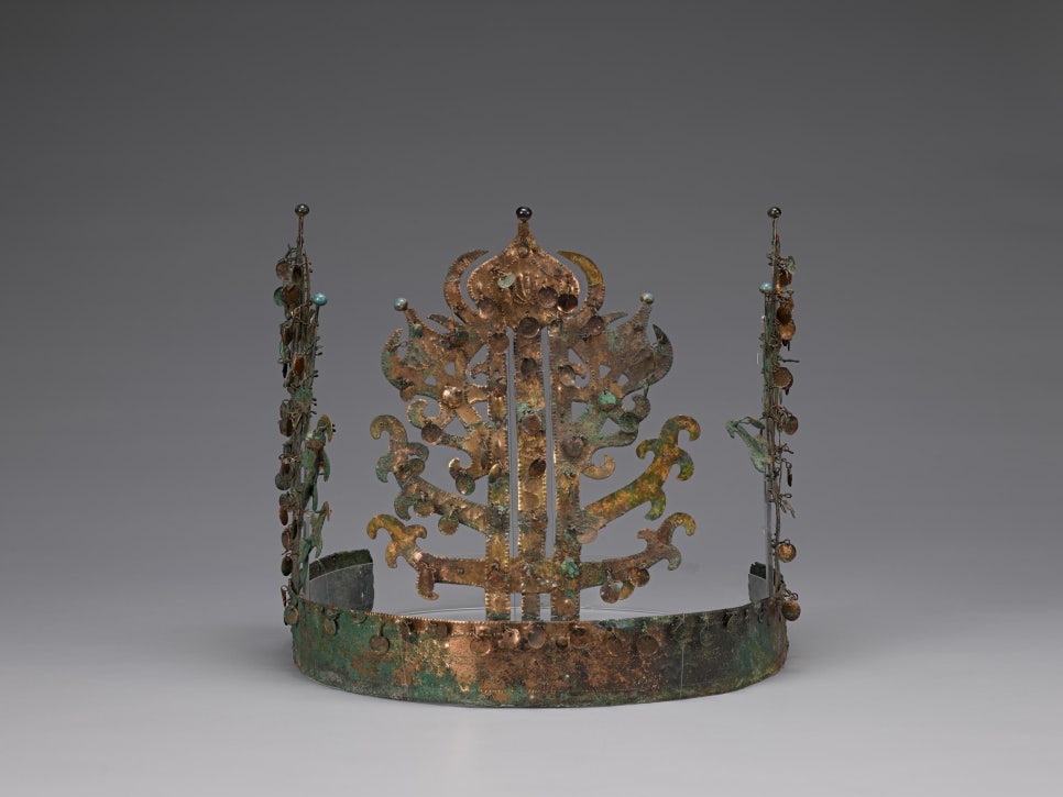 Front of the gilt-bronze crown; the uprights of the outer crown branch like flowering plants