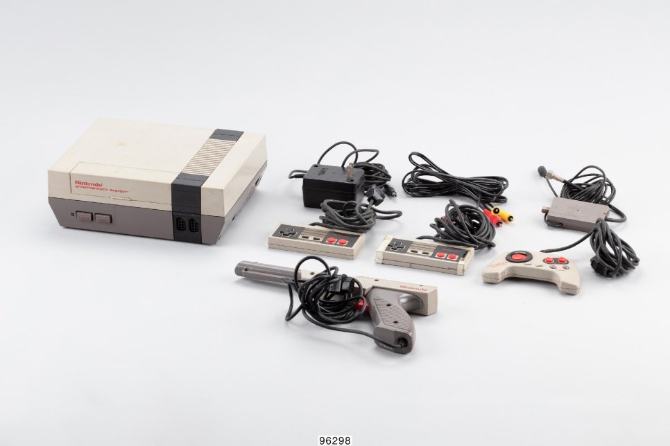 본체와 컨트롤러, 카트리지로 구성된 닌텐도 NES 가정용 게임기 세트