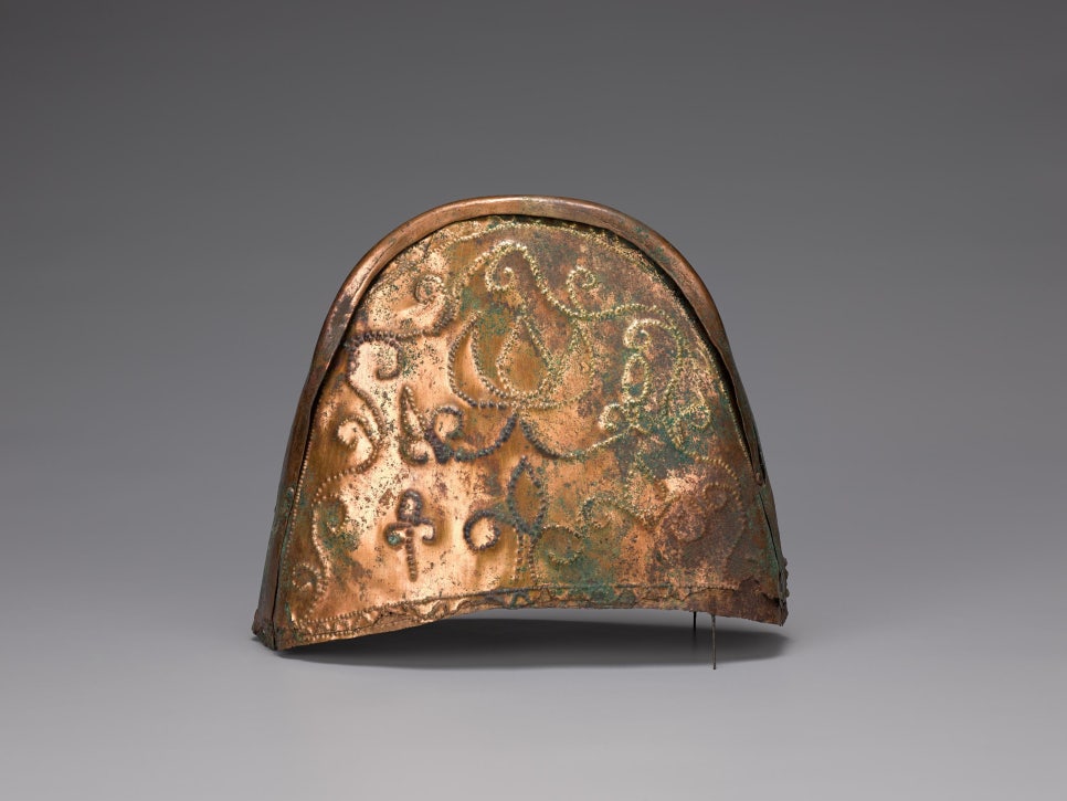 Close-up of the surface decoration on the crown's inner cap