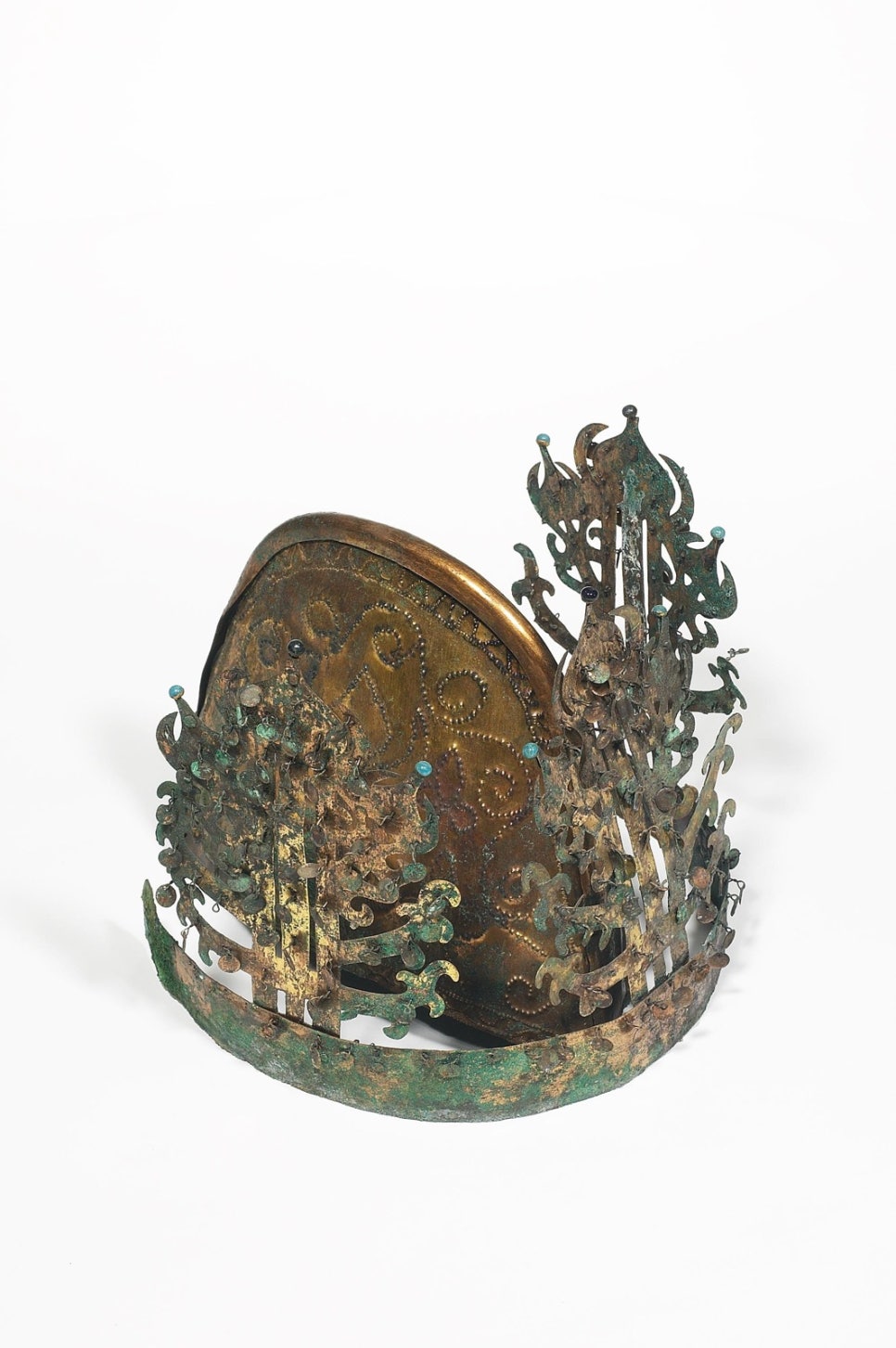 The gilt-bronze crown from Sinchon-ri, Naju, a National Treasure, photographed from the front: plant-like uprights rise from a round band