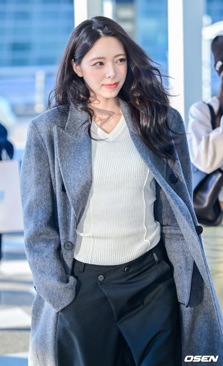 핫걸에서 분위기 여신으로 공항 패션으로 반전 매력 보여준 20대 여돌|무엇이 바뀌었나?