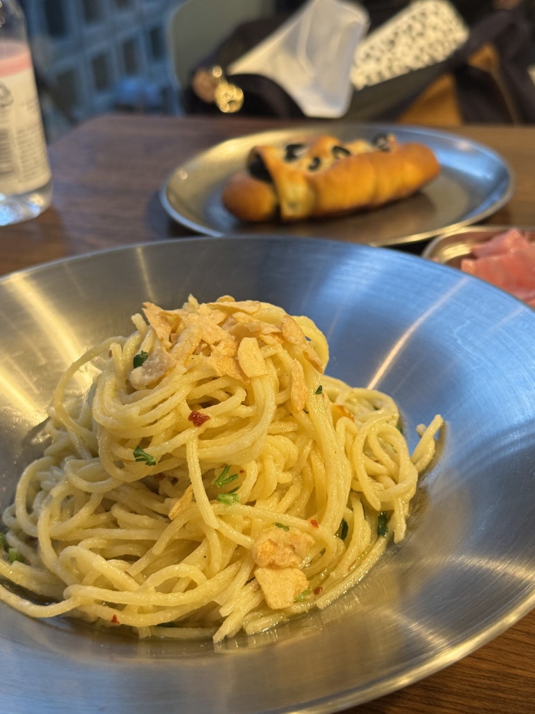 [신길 모어트]신길역 동네 숨은 소금빵 맛집 발견!알리올리오 올리브폭탄 소금빵 혼밥 브런치 후기 : 네이버 블로그