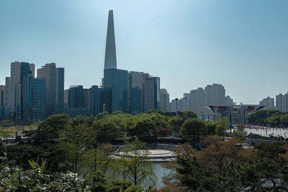 풀코스 도착지 올림픽공원의 세계평화의문 · 사진: Woohyun Photos, CC BY-SA 2.0, Wikimedia Commons 원본