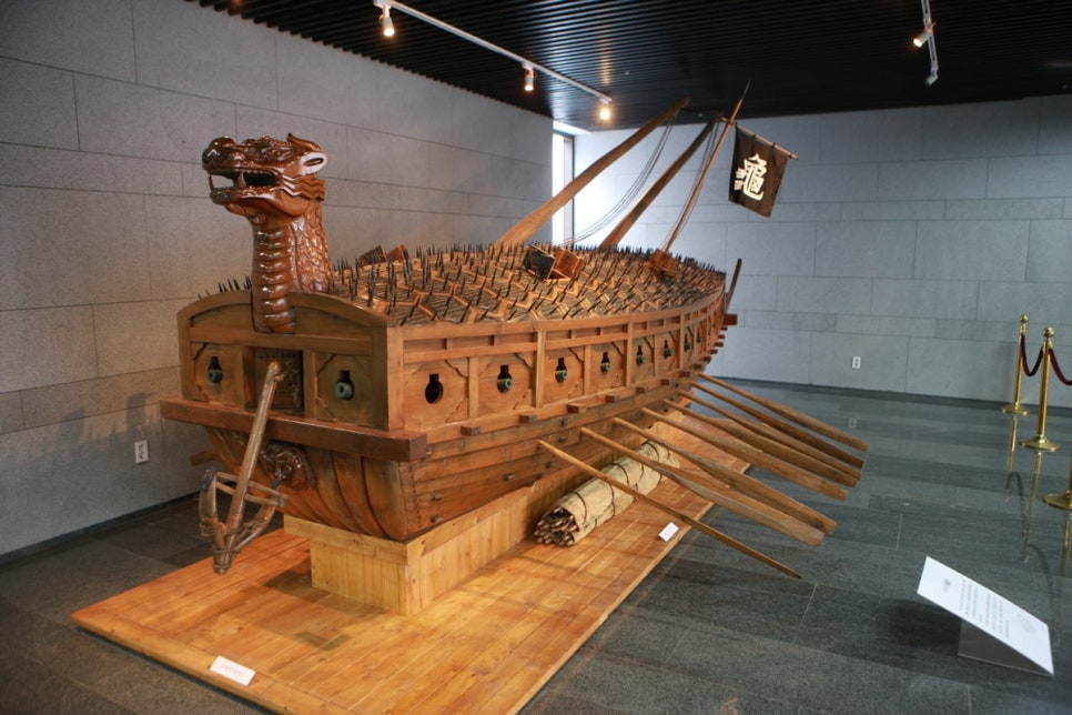 아산 현충사 · 사진: 한국관광공사 포토코리아(한국관광공사 김지호), 2013년 1월 촬영, 공공누리 제1유형