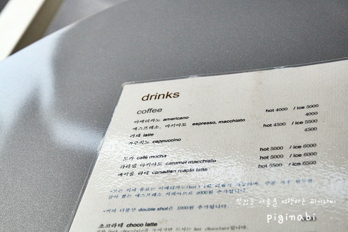 더 화이트(The White) 이미지