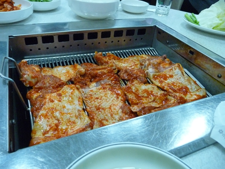 참나무숯불에닭이만나는순간 이미지