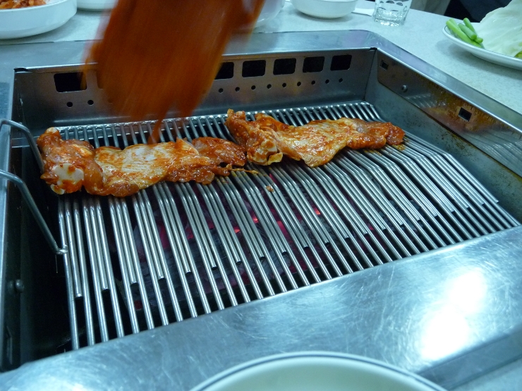 참나무숯불에닭이만나는순간 이미지